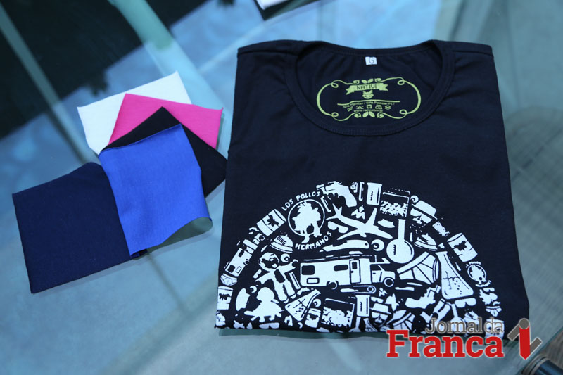 Há quatro meses a Nativi confecciona camisetas masculinas e uniformes com malha feita de fios da garrafa PET (Foto: Ricardo Fernandes)